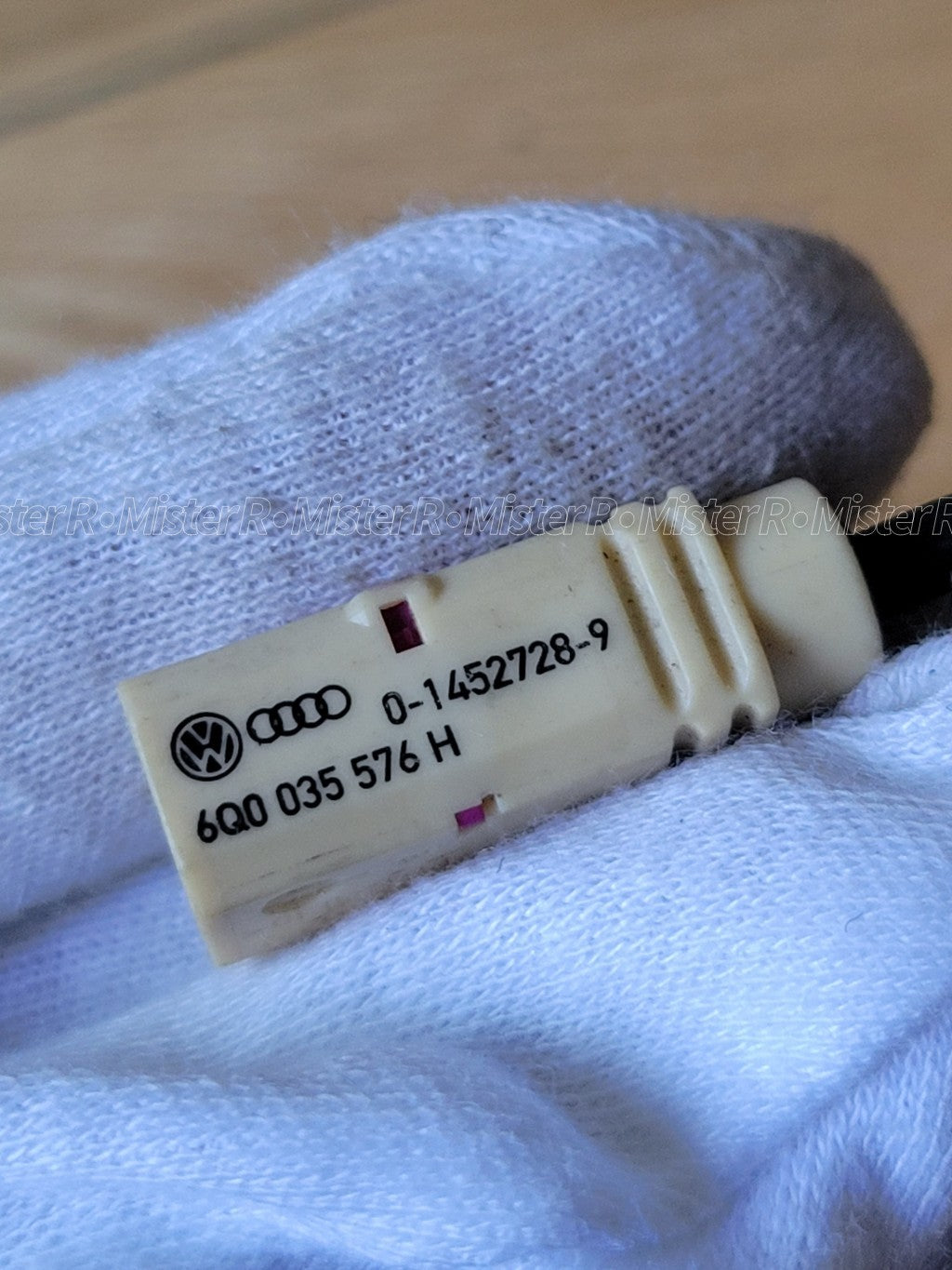 Audi/Volkswagen/Porsche 1-Pin Connector Pigtail Harness • Used OE • #6Q0035576H4