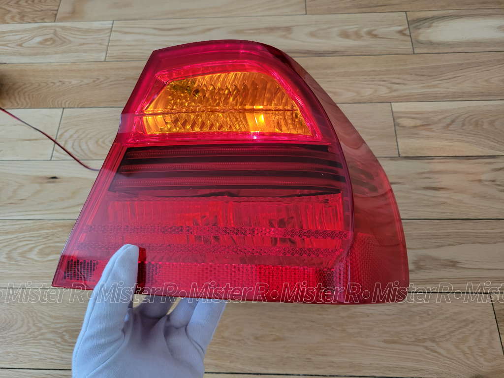 BMW E90 Pre-LCI Euro Spec Tail Light Set - Used OE w/ Amber Turn Signals - E9X 328 330 335 M3