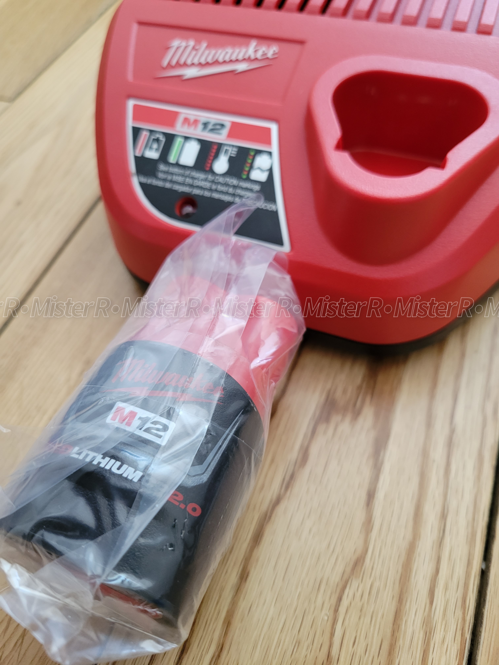 Milwaukee M12 Charger + CP 2.0 Battery - 12V Lithium-Ion #48-59-2401 + #48-11-2420